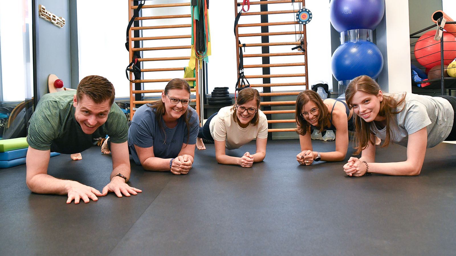 CORE-oefening in de oefenzaal: plank